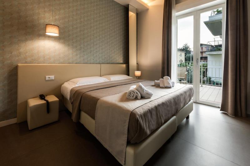 Double Room with Balcony image 1