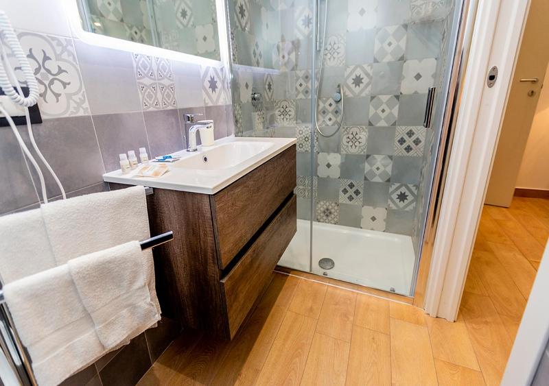 Triple Room with Balcony image 4