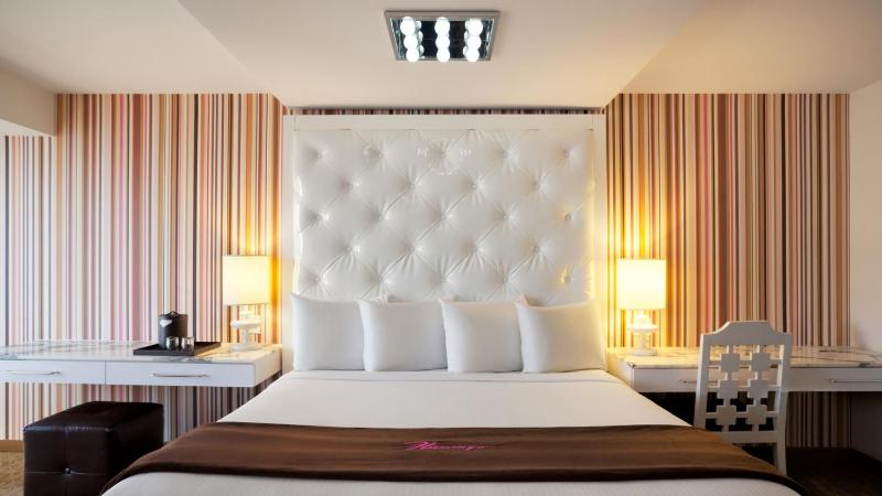 Go Deluxe, 1 King, Non-Smoking, Roll-In Shower