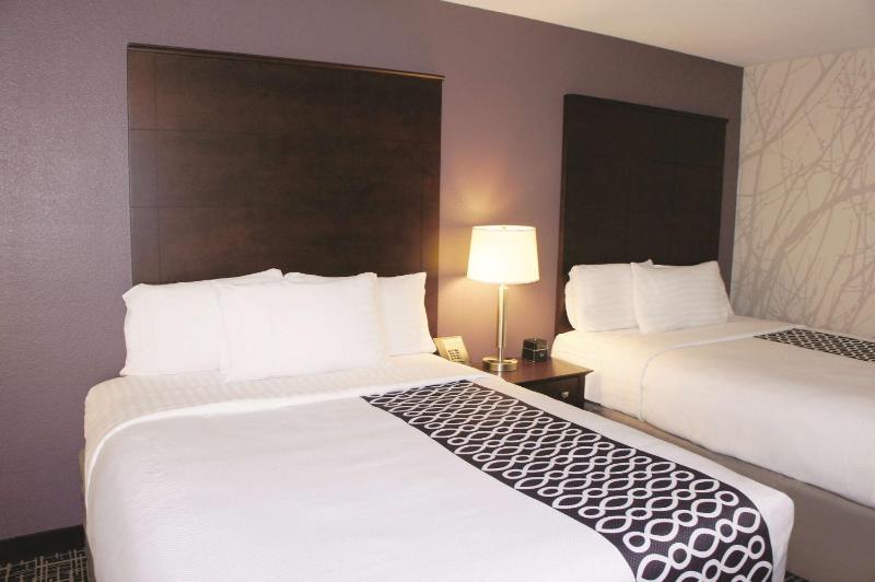 Queen Room with Two Queen Beds image 4