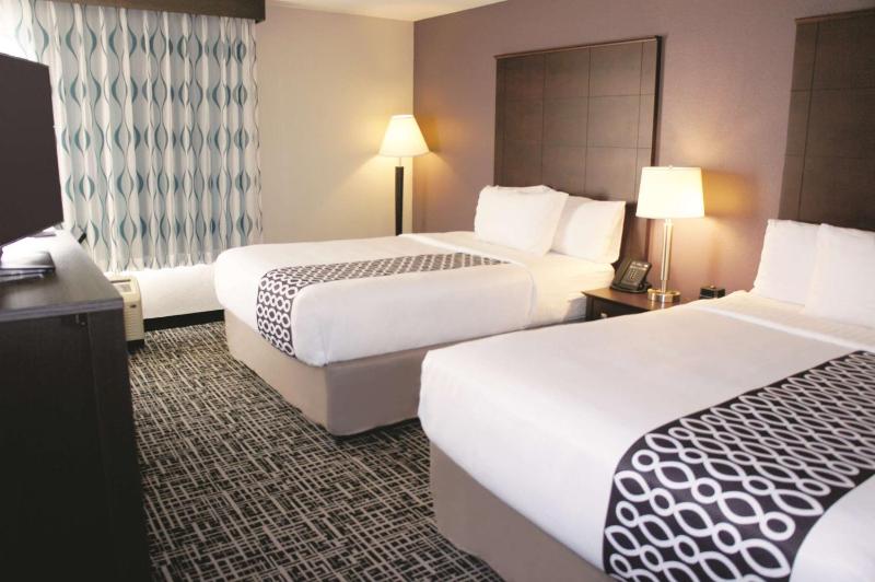 Queen Room with Two Queen Beds image 3