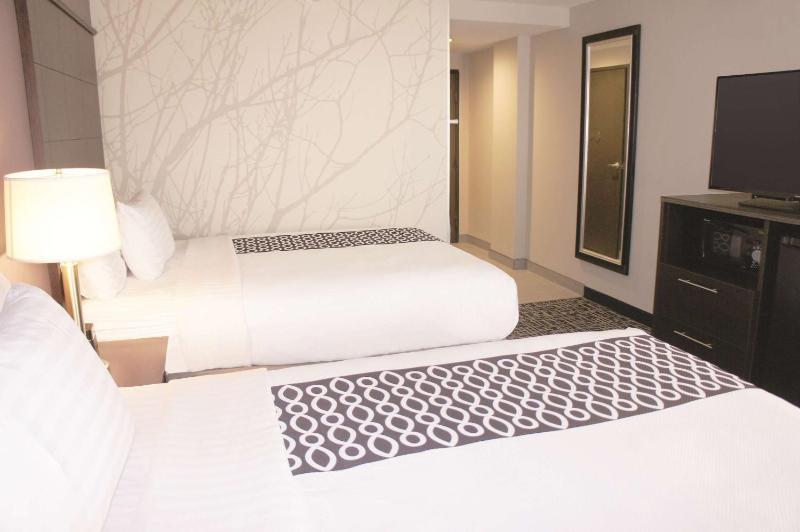 Queen Room with Two Queen Beds image 2