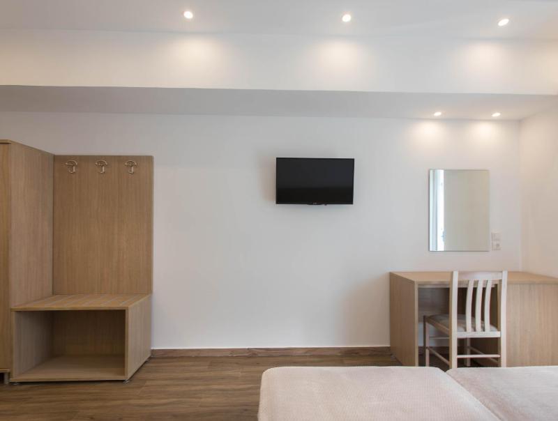 Superior Triple Room image 3