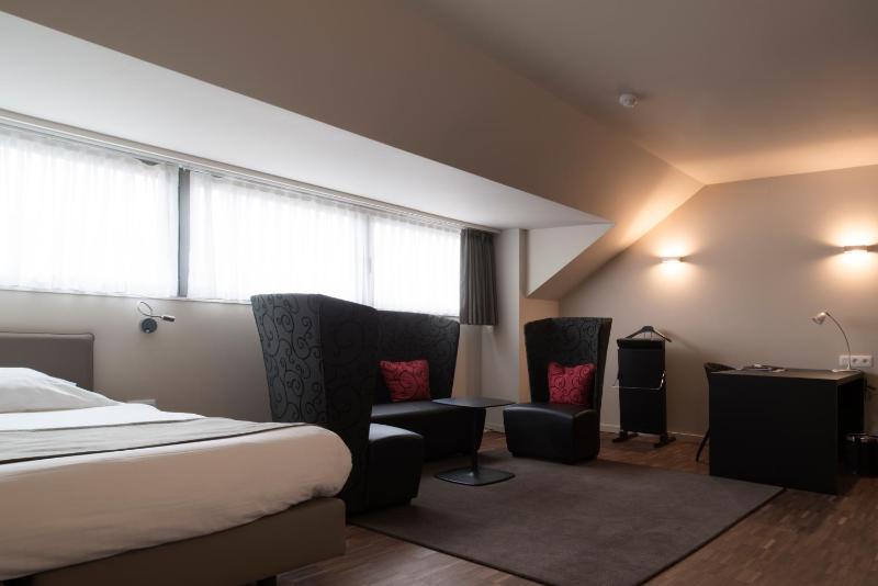 Deluxe King Suite image 3
