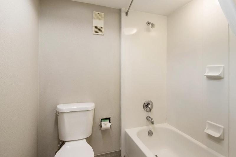 Queen Room with Two Queen Beds - Non-Smoking image 2