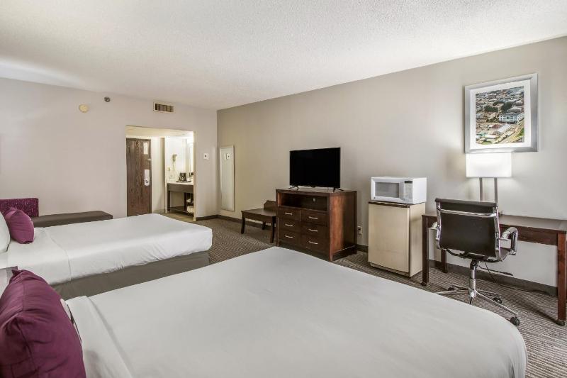 Queen Room with Two Queen Beds - Non-Smoking image 2