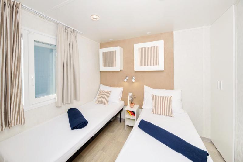 Premium Two-Bedroom Mobile Home image 4