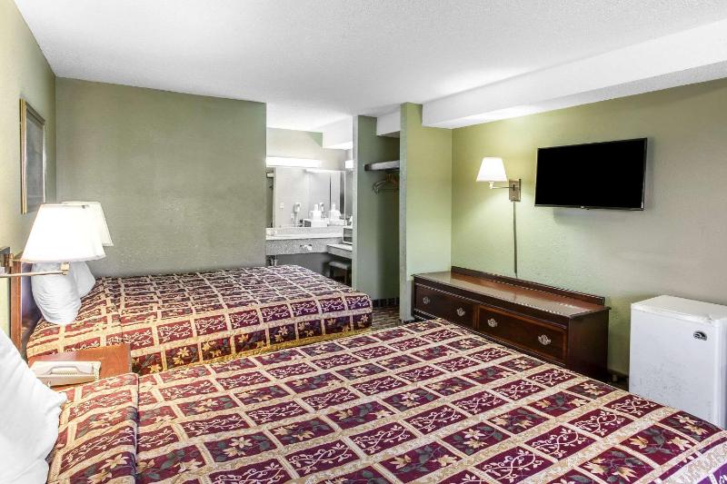 Queen Room with Two Queen Beds - Non-Smoking image 3