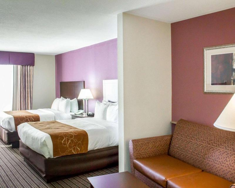 Queen Room with Two Queen Beds - Non-Smoking image 2