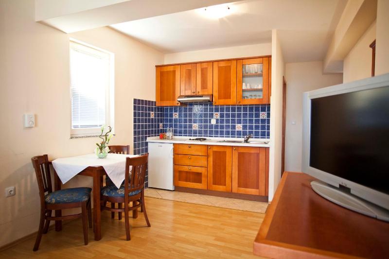 Studio Apartmani Bijeli Delfin - image 12