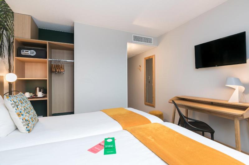 Classic Twin Room image 3