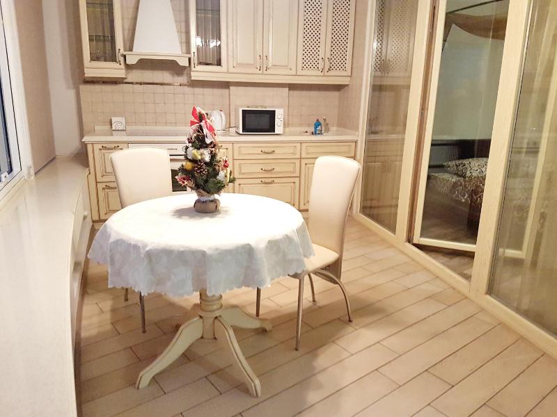 Deluxe One-Bedroom Apartment with king-size bed image 4