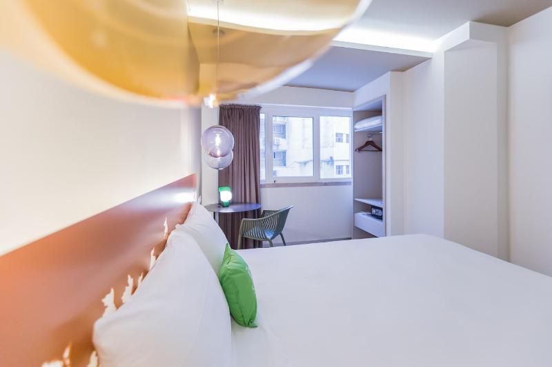 Superior Room with One Queen Bed and One Single Bed image 3