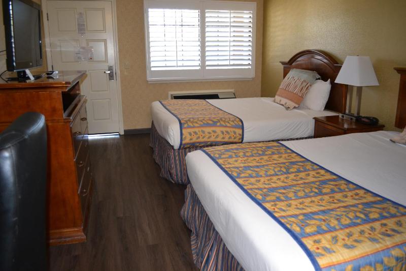 Queen Room with Two Queen Beds - Non-Smoking image 3