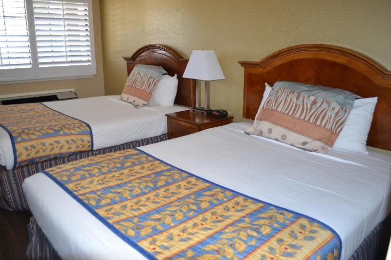 Queen Room with Two Queen Beds - Non-Smoking image 2
