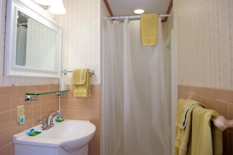 Queen Room image 2