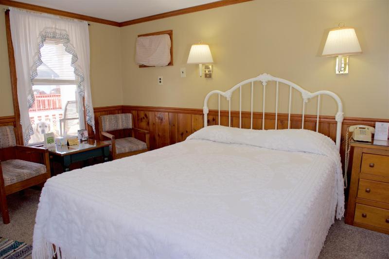 Queen Room image 3