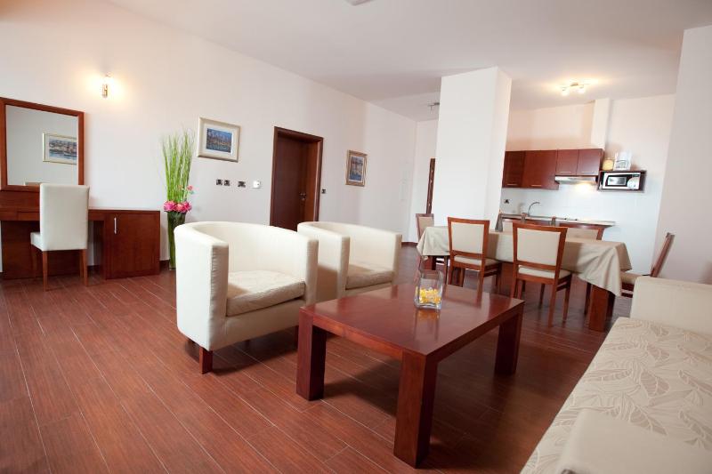 Comfort Two-Bedroom Apartment with Balcony and Mountain View image 3