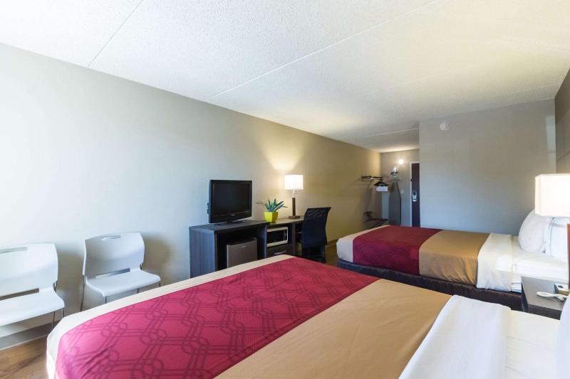 Queen Room with Two Queen Beds - Non-Smoking image 3