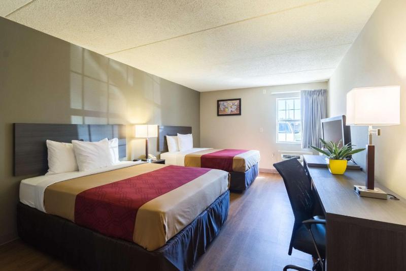 Queen Room with Two Queen Beds - Non-Smoking image 2