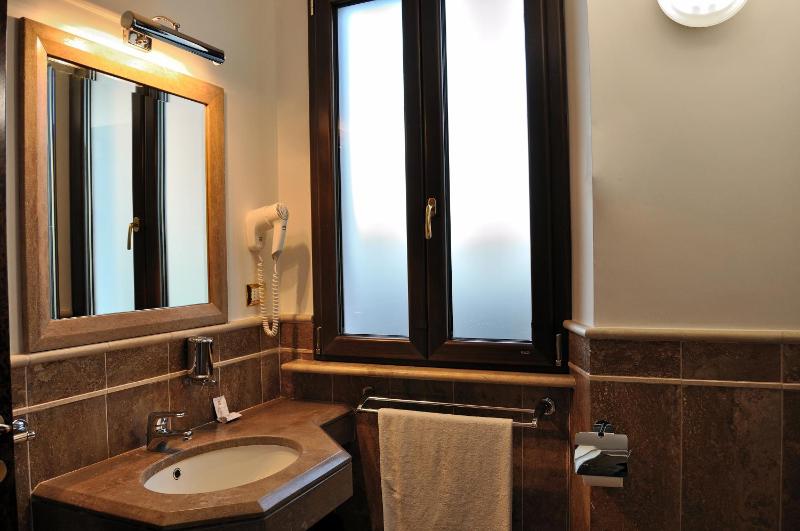 Quadruple Room image 1