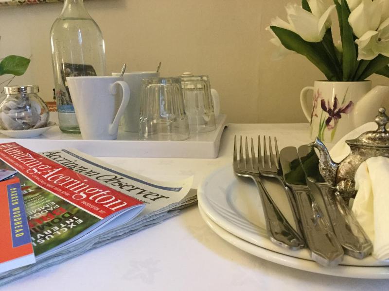 Twin Room with Private External Bathroom image 3