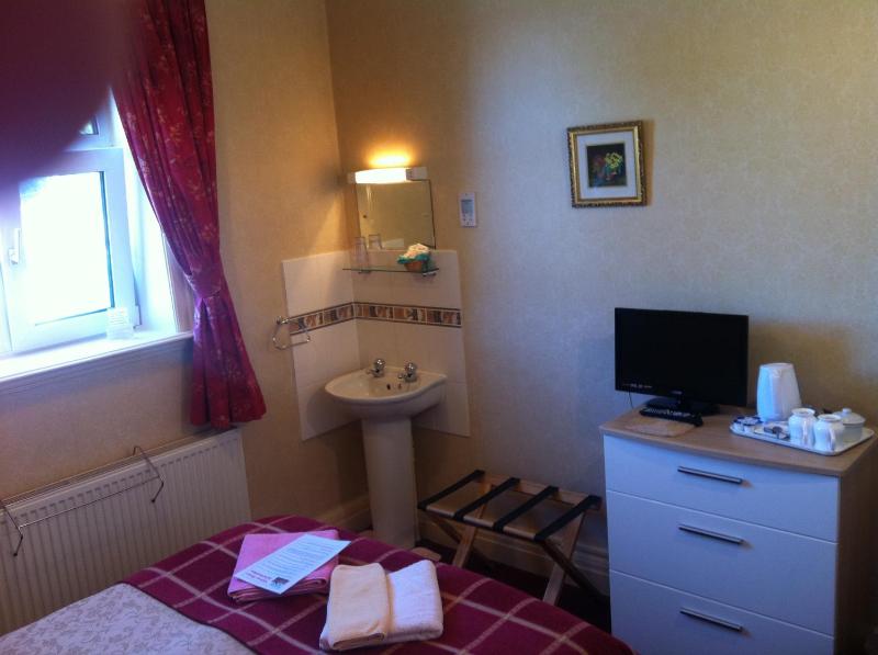 Double Room with Shared Bathroom image 2