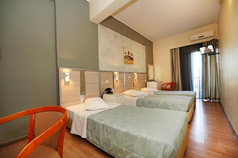 Triple Room with 3 Single Beds image 2