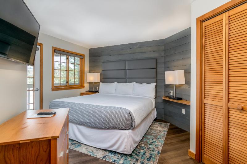 Two Bedroom Condo Mountain View image 4