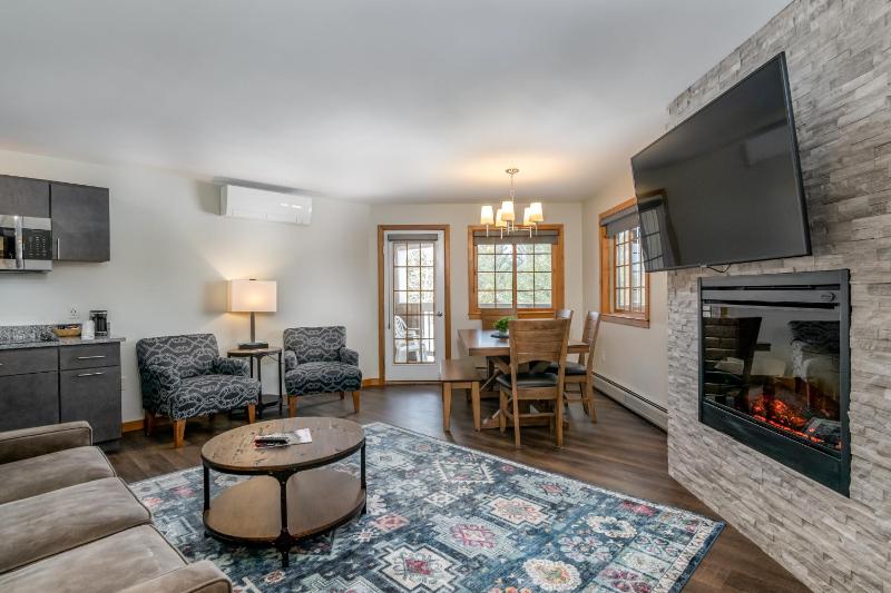Two Bedroom Condo Mountain View image 2