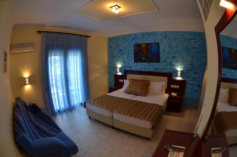 Double Room with Sea View image 3