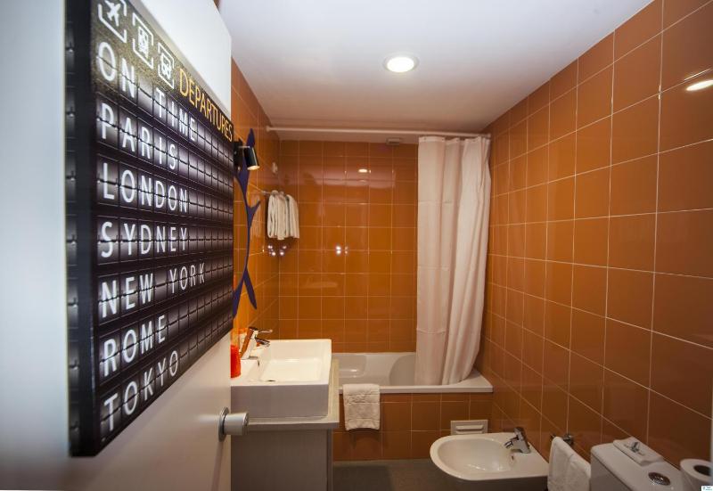 Themed Twin Room - Around the World image 2
