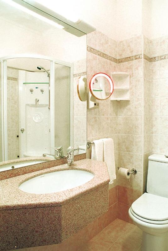Superior Triple Room image 3
