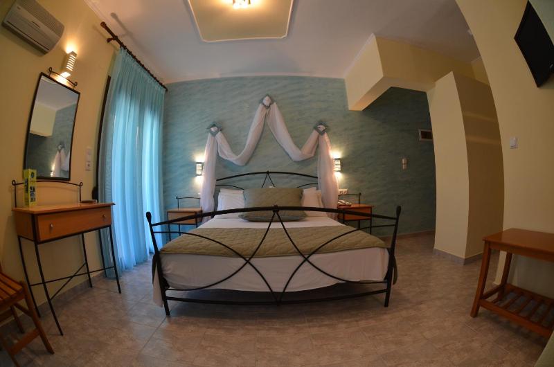 Double Room with Side Sea View image 4