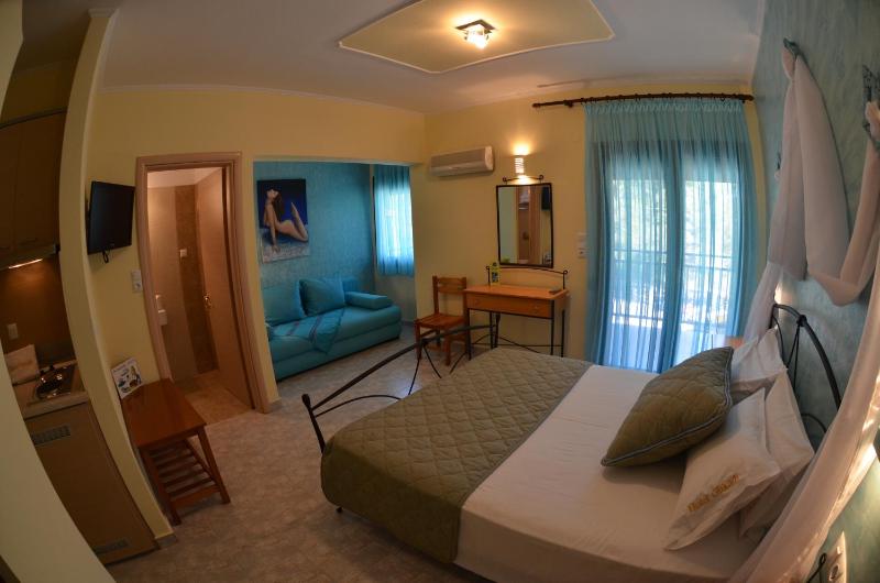 Double Room with Side Sea View image 3