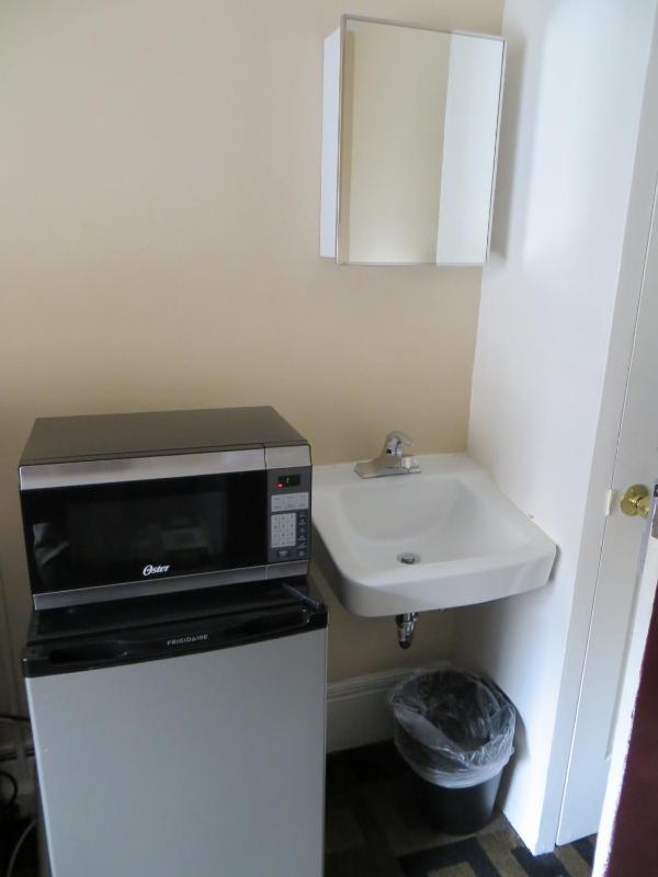 Single Room with Shared Bathroom image 2