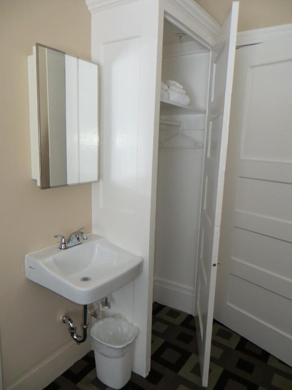 Double Room with Shared Bathroom image 2