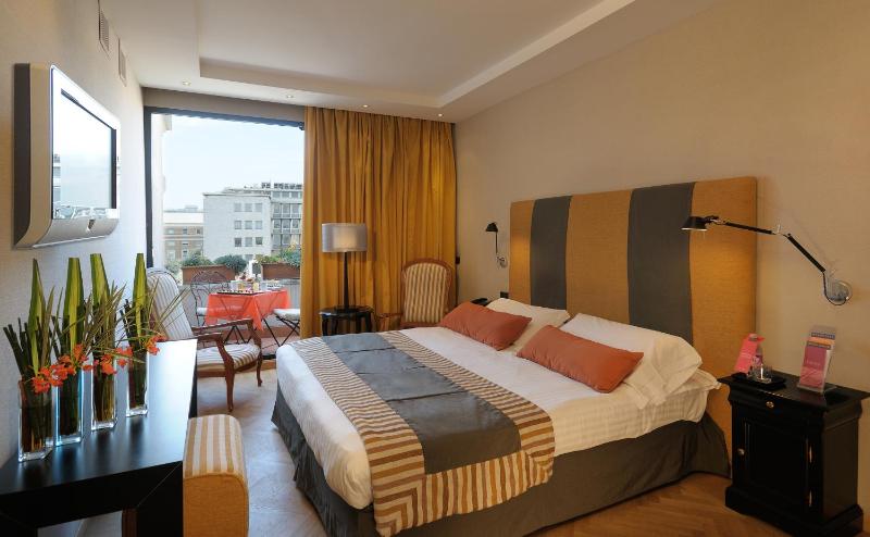 Deluxe Double Room image 3