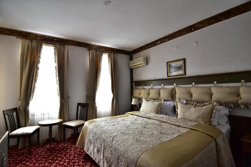 Suite with City View image 4