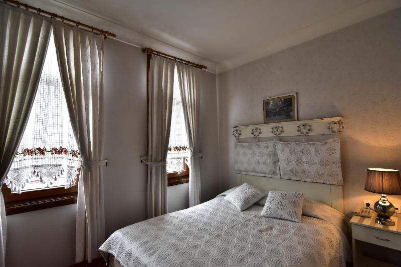 Standard Double or Twin Room image 3