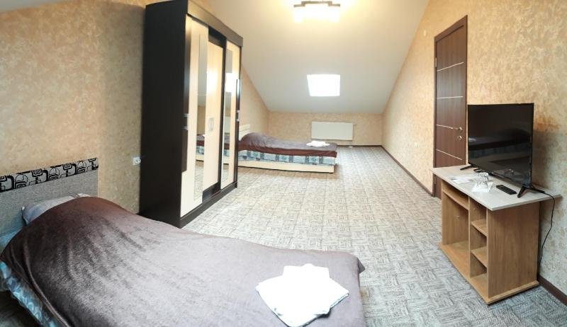 Economy Twin Room with Bathroom on the Floor image 1