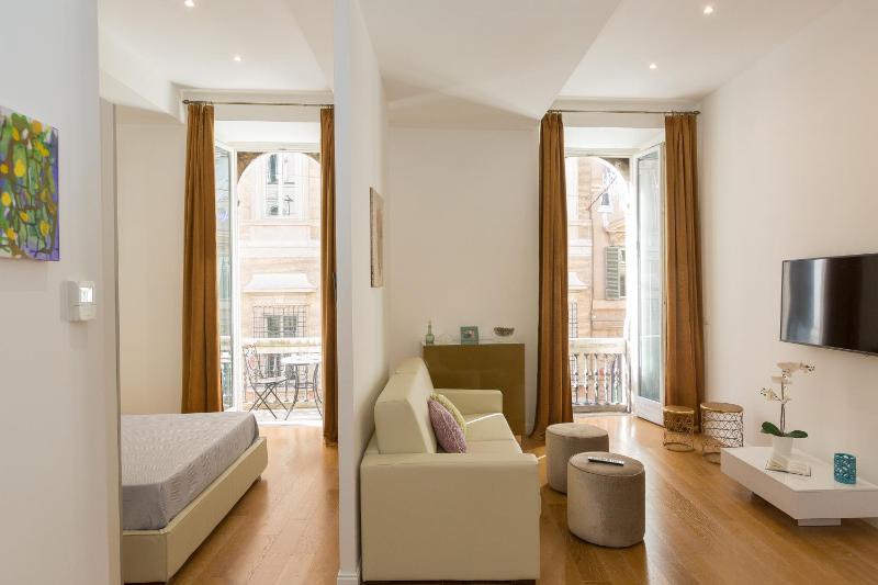 Deluxe Apartment with Balcony image 2