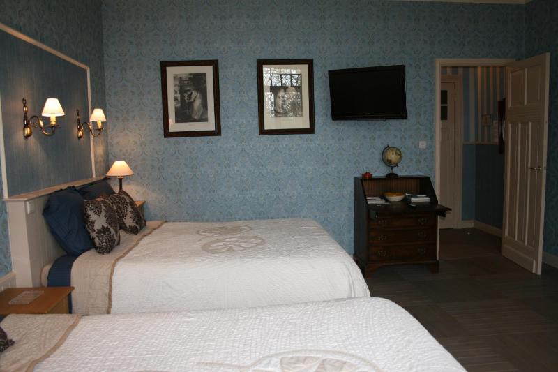 Family Room image 2