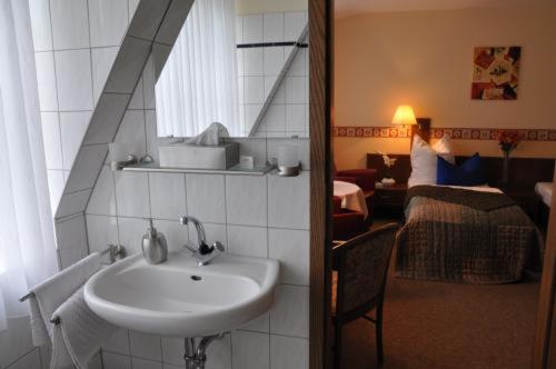 Double Room image 4