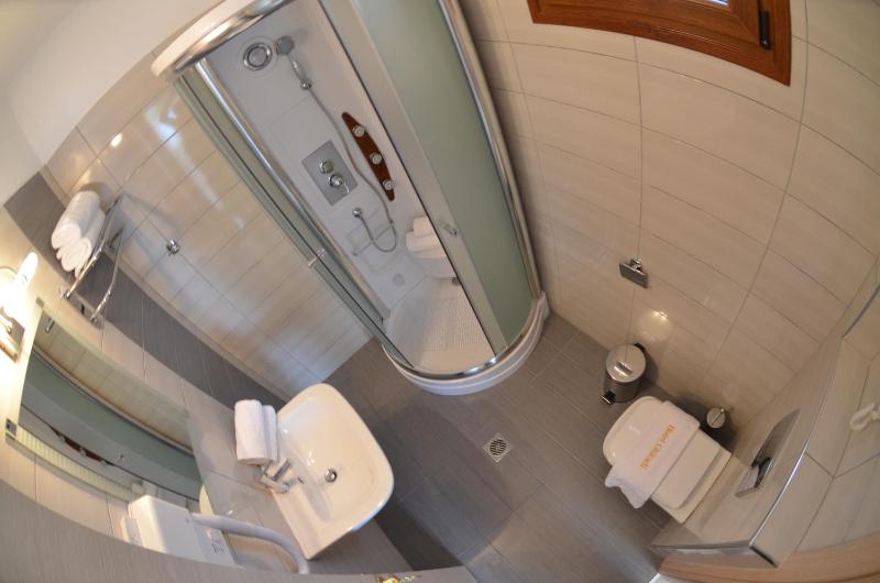  One-Bedroom Apartment with Sea View image 4
