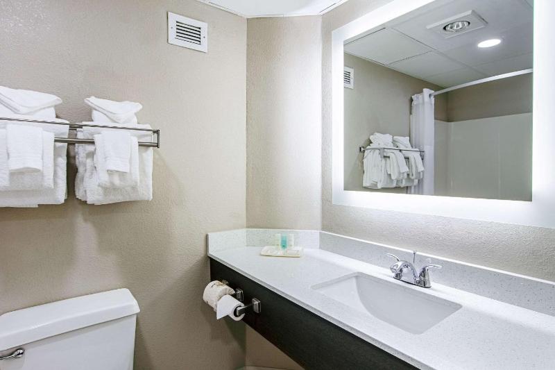 Queen Room with Two Queen Beds - Non-Smoking image 2