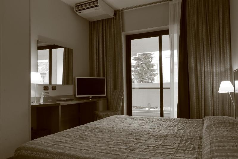 Large Double Room image 3
