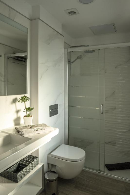 Deluxe Double Room with Balcony image 2