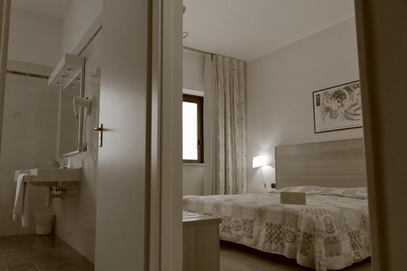 Standard Double or Twin Room image 1