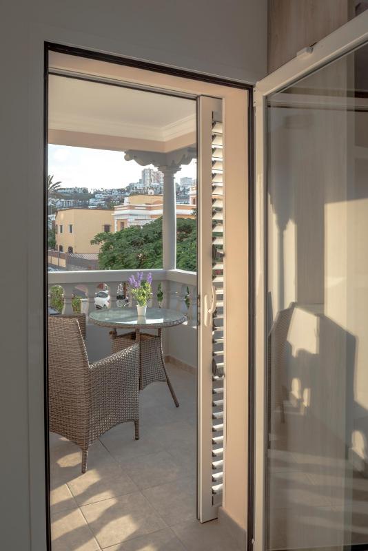 Deluxe Double Room with Balcony image 4